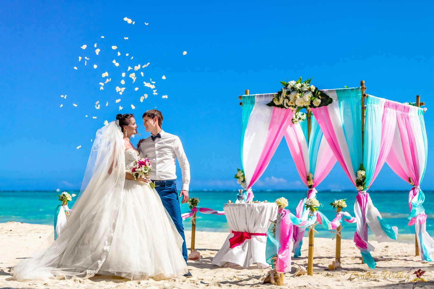 Невеста тур на русском. Кайо Коко Свадебная церемония. Свадьба на море. Свадебная церемония на берегу. Свадебная церемония на Мальдивах.