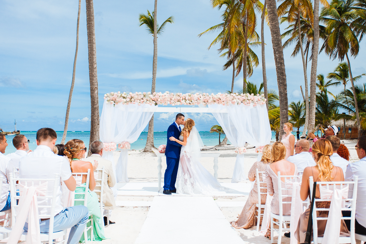 First kiss at Jellyfish restaurant, one of the most popular wedding venues in Punta Cana
